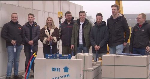 Eerste steen gelegd bij jongeren bouwen eigen huis in Luttelgeest.